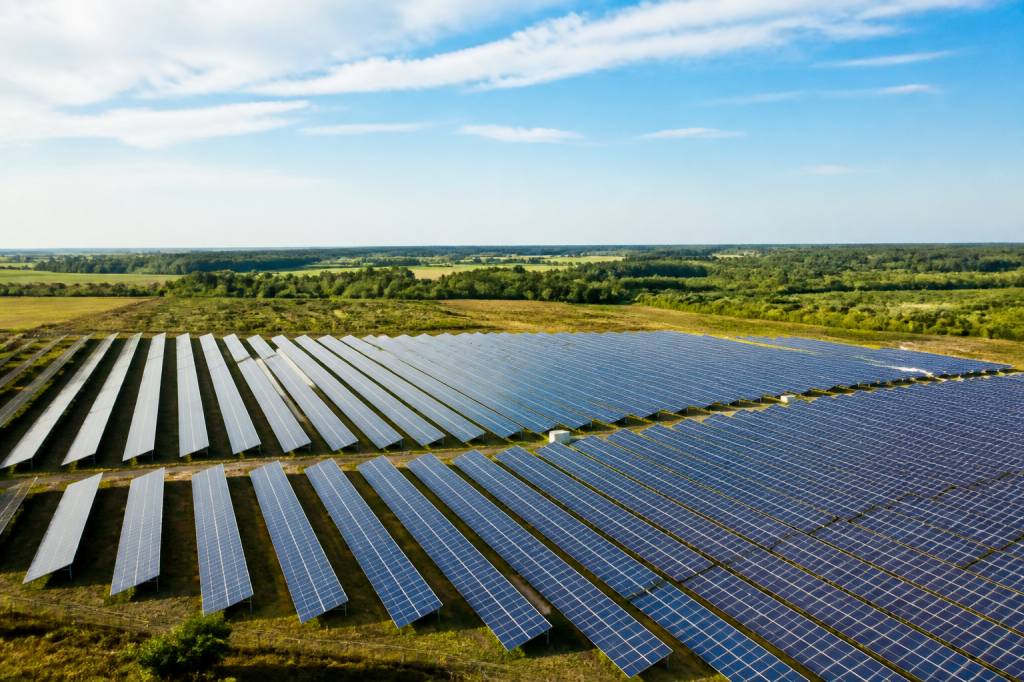 Parcs photovoltaïques : fonctionnement, avantages et enjeux pour les particuliers et les entreprises